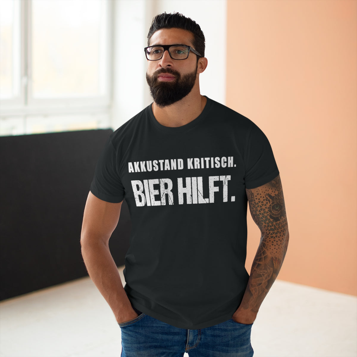 Akkustand kritisch. Bier hilft. – Herren T-Shirt
