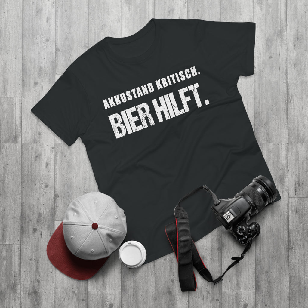 Akkustand kritisch. Bier hilft. – Herren T-Shirt