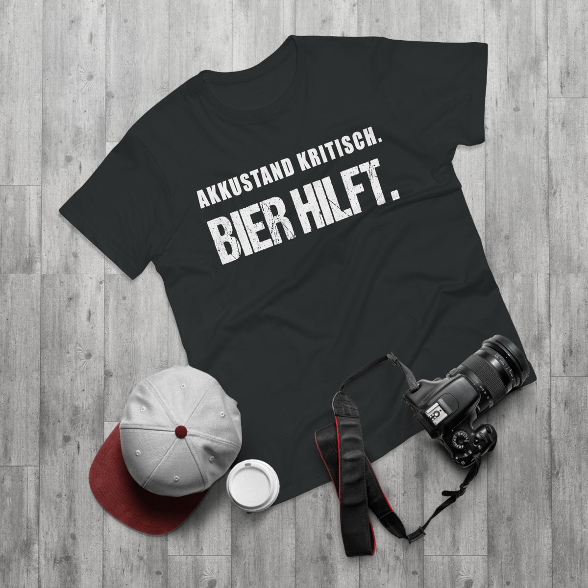 Akkustand kritisch. Bier hilft. – Herren T-Shirt