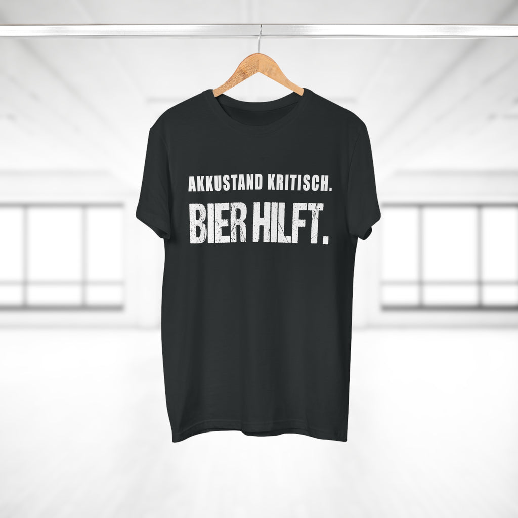 Akkustand kritisch. Bier hilft. – Herren T-Shirt