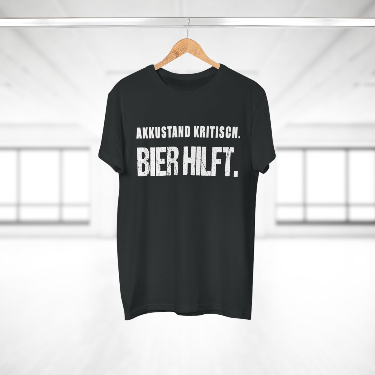 Akkustand kritisch. Bier hilft. – Herren T-Shirt